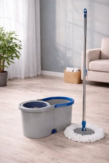 Mop giratório com balde numa sala