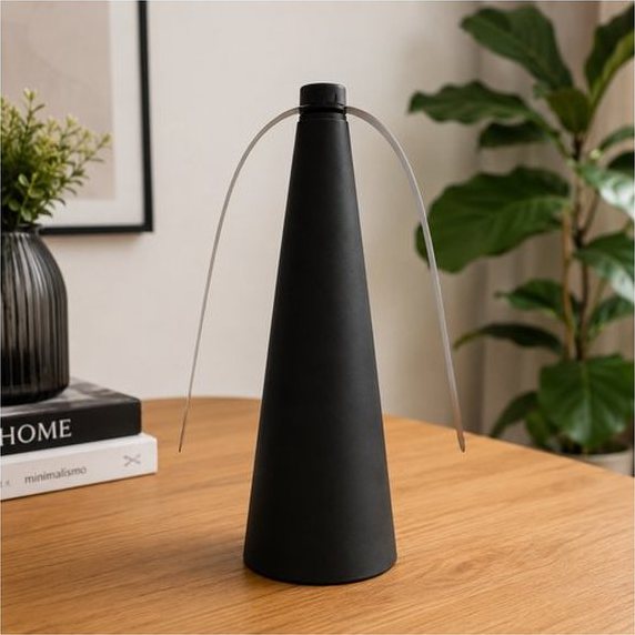 Ventilador de mesa repelente de insetos sobre a mesa